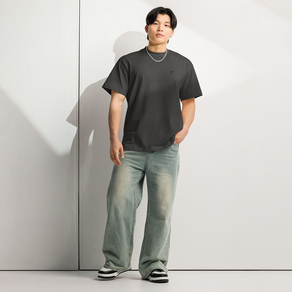Miniaturbild: Mann im Everyday Premium Crewneck in Dunkelgrau und Jeans