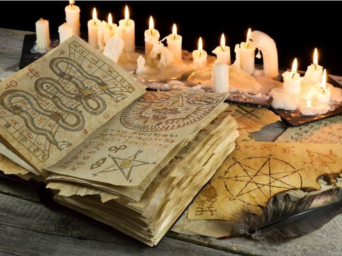 EL LIBRO DE LAS SOMBRAS: EL MANUAL DE MAGIA WICCA