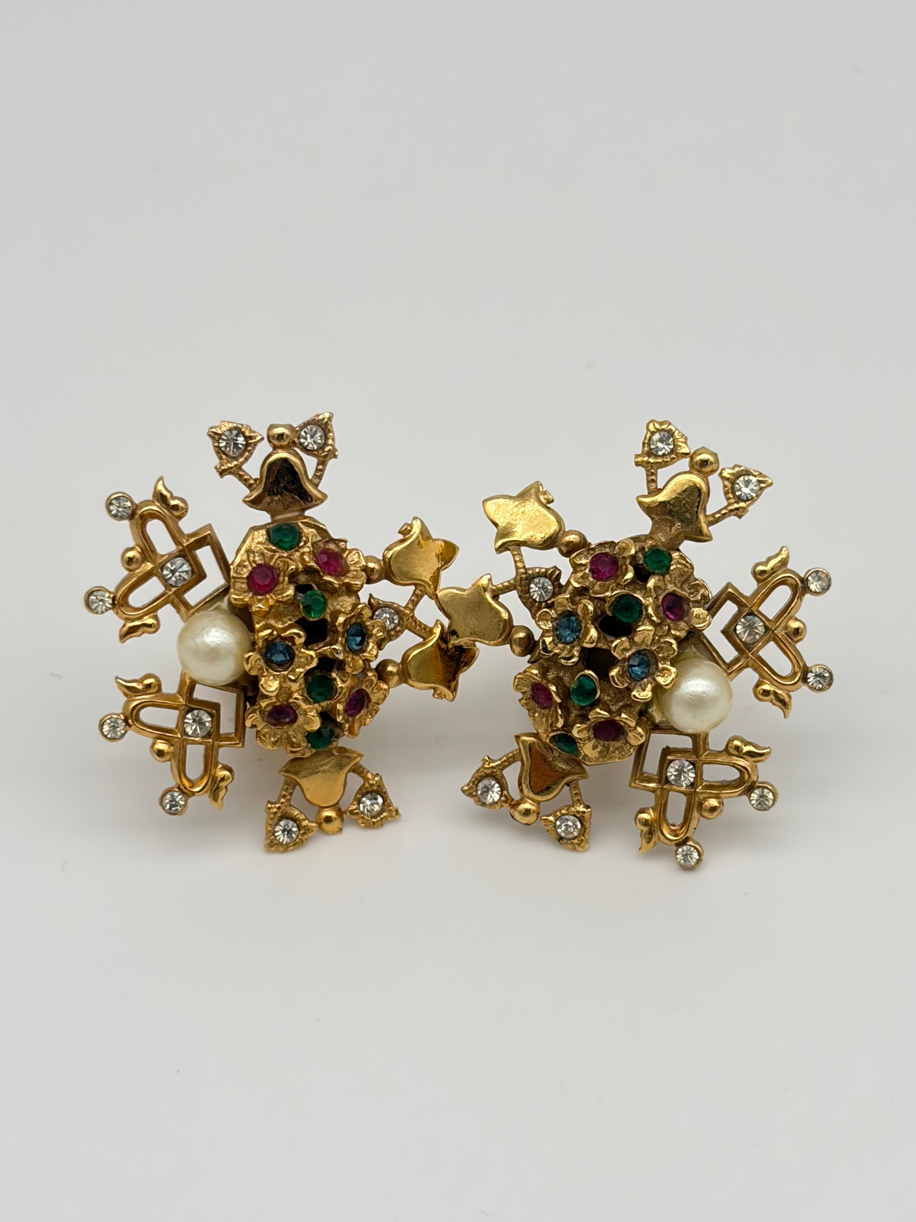 Ornella Bijoux マルチカラービジューとパールの装飾イヤリング
