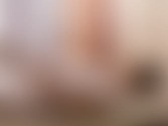 Eine Schwangere die entspannt auf einer Liege liegt und Reiki empfängt.