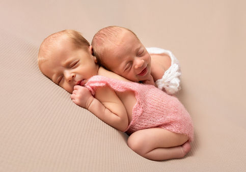 Neugeborenenfoto Baby Neugeborenes Zwillinge Gloggnitz Neunkirchen