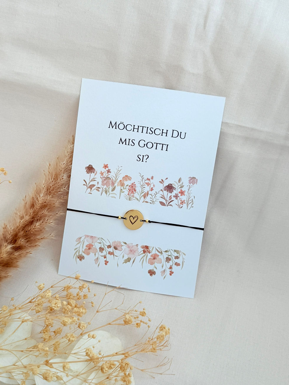 Miniaturbild: Gotti Armband mit graviertem Verbinder auf einer passenden Karte mit zarten Blumen