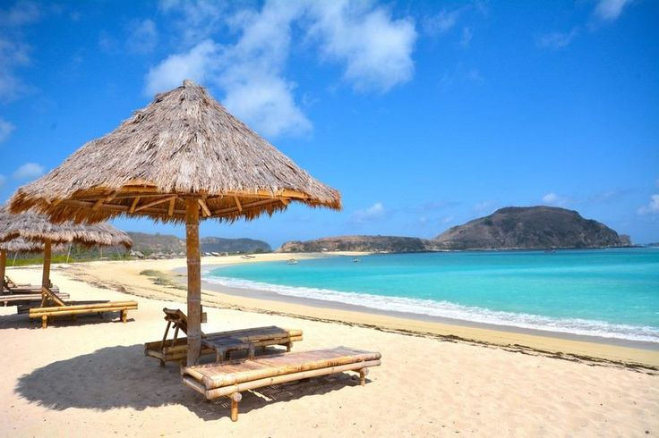 Pantai Tanjung Aan: Pantai Eksotis dengan Pasir Putih di Lombok