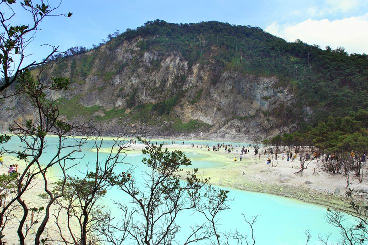 Kawah Putih: Danau Kawah Eksotis dengan Panorama yang Memukau
