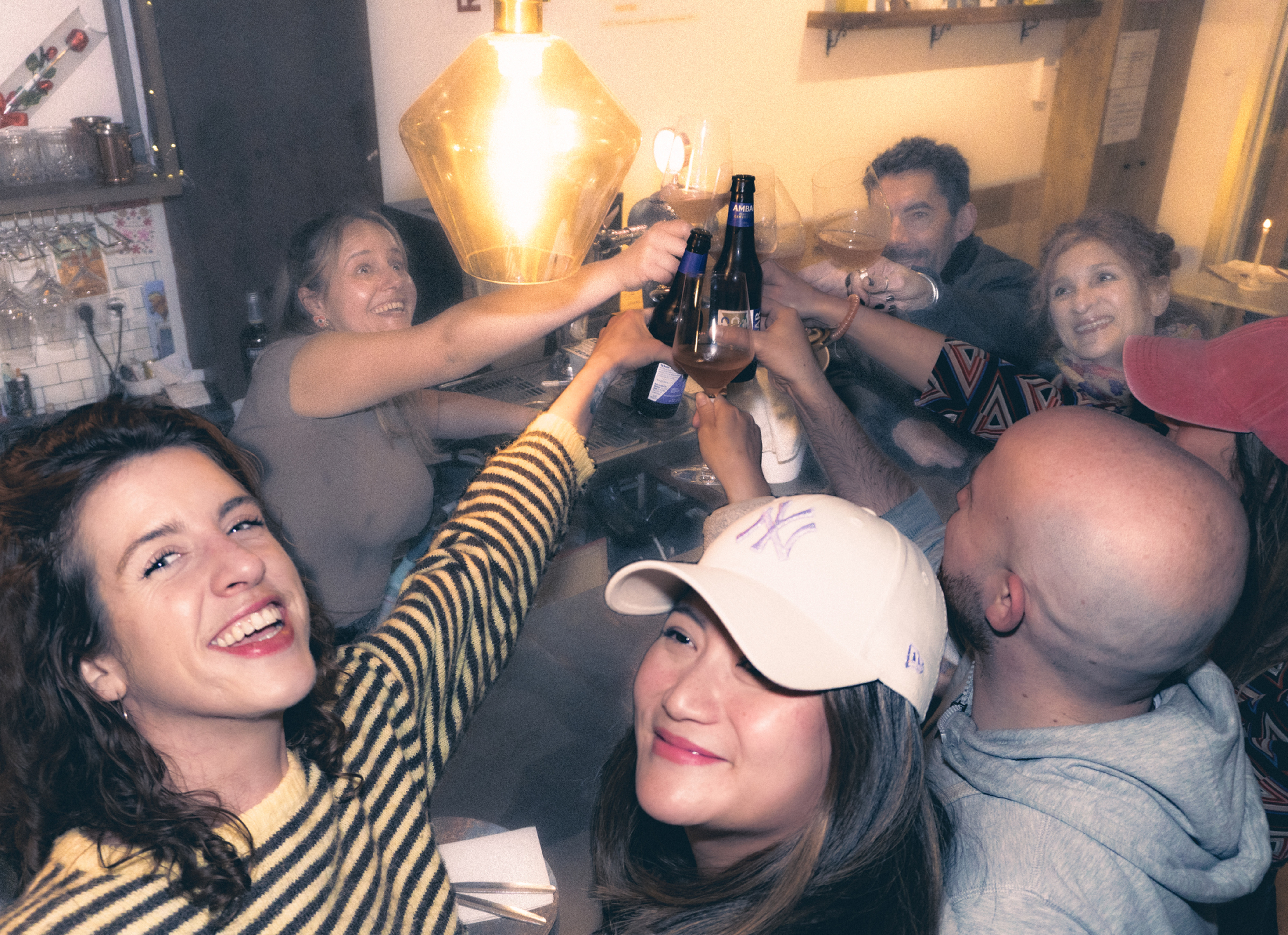 Locales y expats compartiendo una noche en el bar Rosa Barcelona