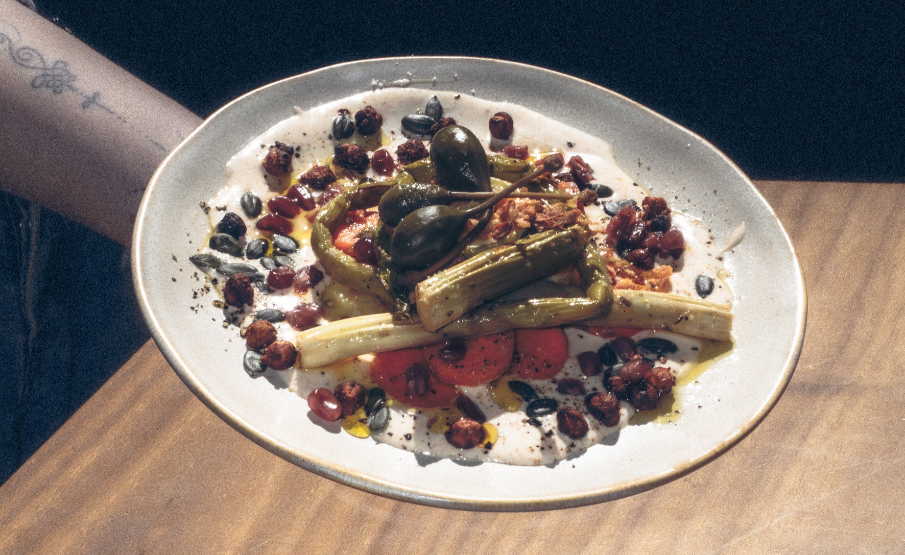 Tapas vegetarianas servidas en el bar Rosa Barcelona