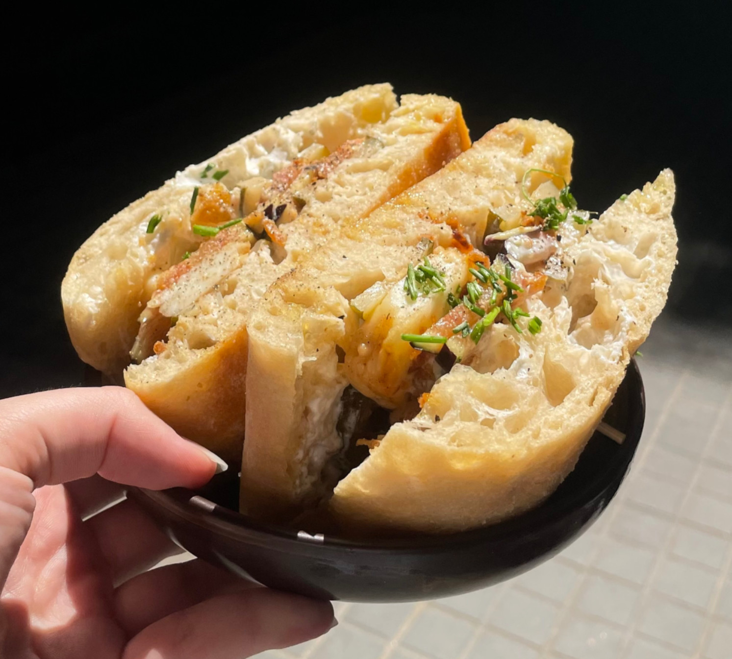Bocadillo vegetariano de halloumi crujiente, con salsa de miel, limón y menta, y pickles de cebolla, tapas de Rosa Barcelona
