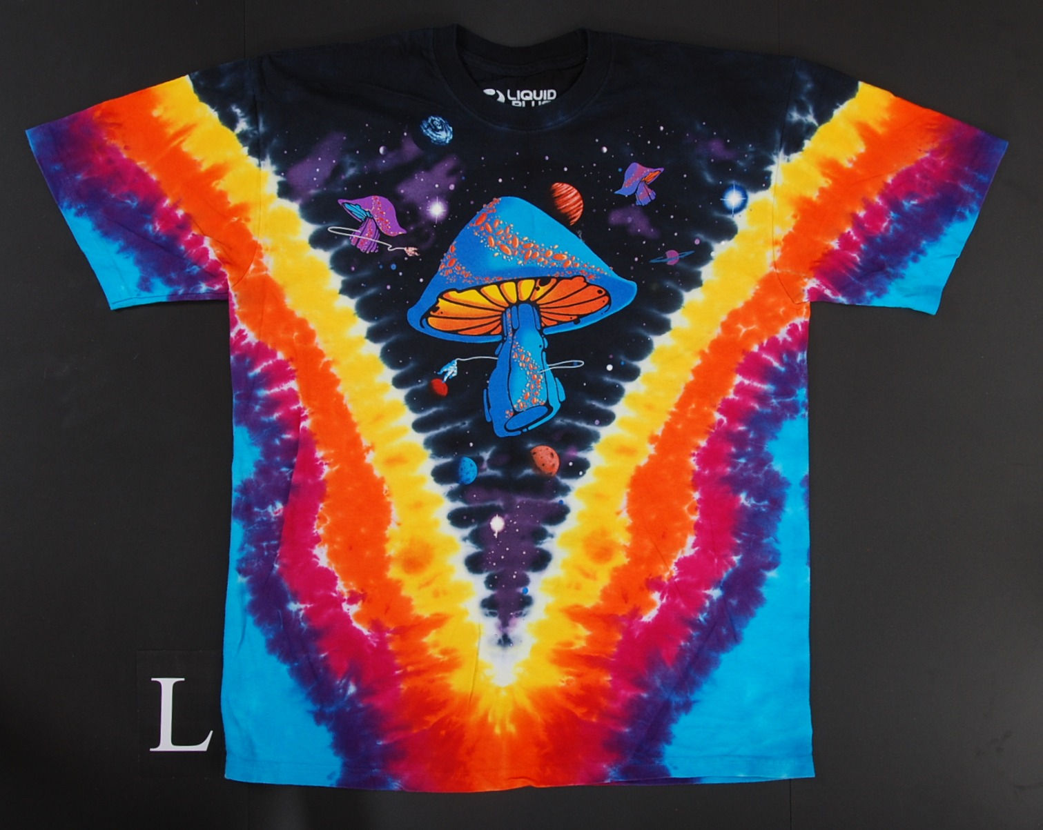 Space Mushroom T-Shirt – Buntes Tie-Dye Pilz Motiv