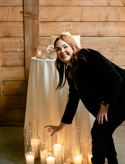 The best Austin event planner strategically placing candles at a wedding.
