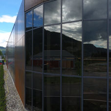 Kiwi Fåvang har en flott design med metallplater som kledning. Rusteffekt som setter ett moderne preg på bygget. Pre-Con AS totale entreprnør
Entreprenør