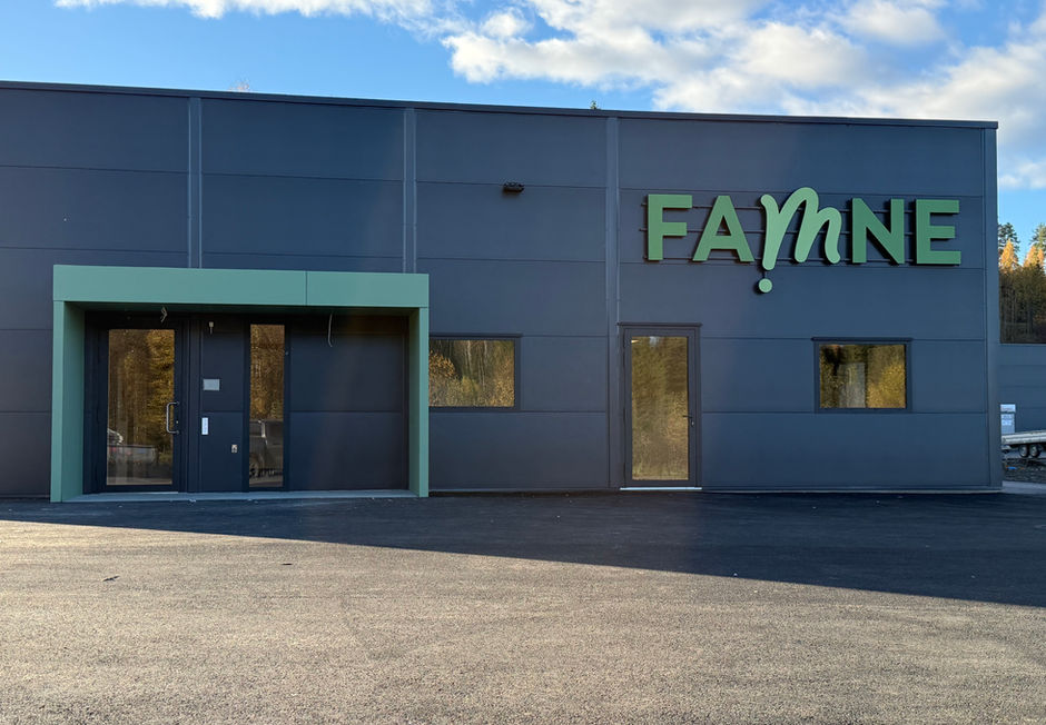 Pre-Con AS er total entreprenør for Famne sitt nye bygg på Gjøvik. Bygget på utrolige 3 måneder.
