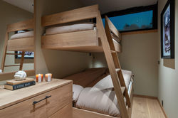 Dinesen HeartOak plassbygde møbler gjennom hele hytten