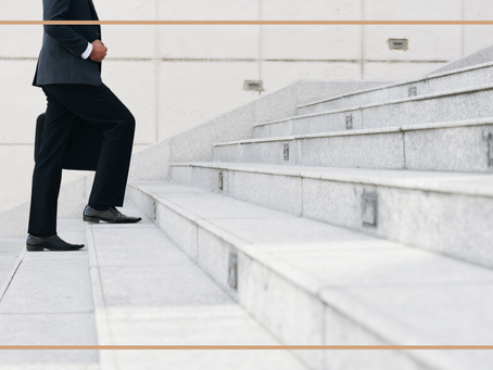 Homem que faltou à audiência, mas foi representado por advogado, não pagará multa