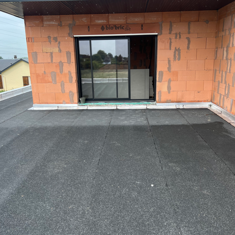 Travaux d'étanchéité sur une dalle béton de 120 m² réalisés à Montigny.