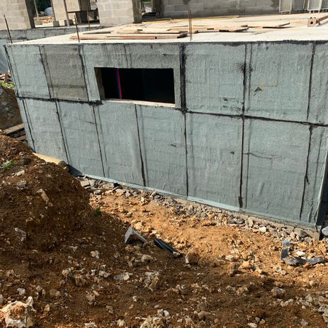 Travaux d'étanchéité réalisés sur un mur enterré de 600 m² à Saint-Jean-du-Cardonnay en 2021.