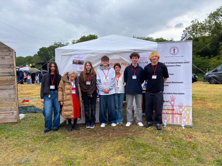Młodzi wolontariusze Medical Aid for Poland Fund stoją przed stoiskiem organizacji podczas Polish Heritage Day 2026.