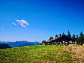 Einfache Wanderung mit wirklich tollem Ausblick! Leider meist sehr viel los, zumindest bis zur Neureuth. Der erste Teil des Aufstieg und der letzte Teil des Abstiegs führen durch etwas langweiligere Wälder. Trotzdem sollte man mal dagewesen sein! Die ganze Rundwanderung ist in ca. 4 Stunden entspannt zu schaffen.