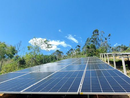 Quais são as etapas e os serviços envolvidos na instalação de uma usina solar fotovoltaica?