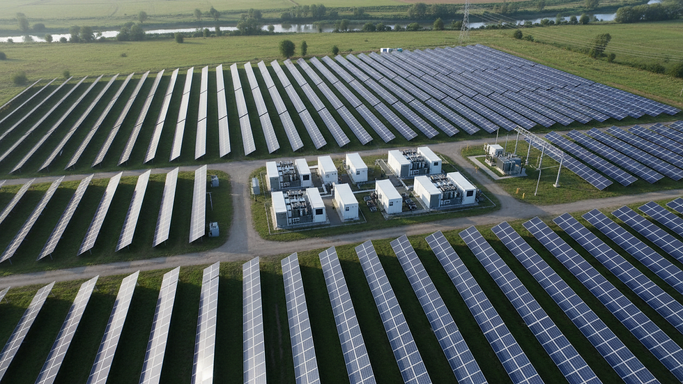 Vista aérea de usina solar com painéis alinhados em área rural