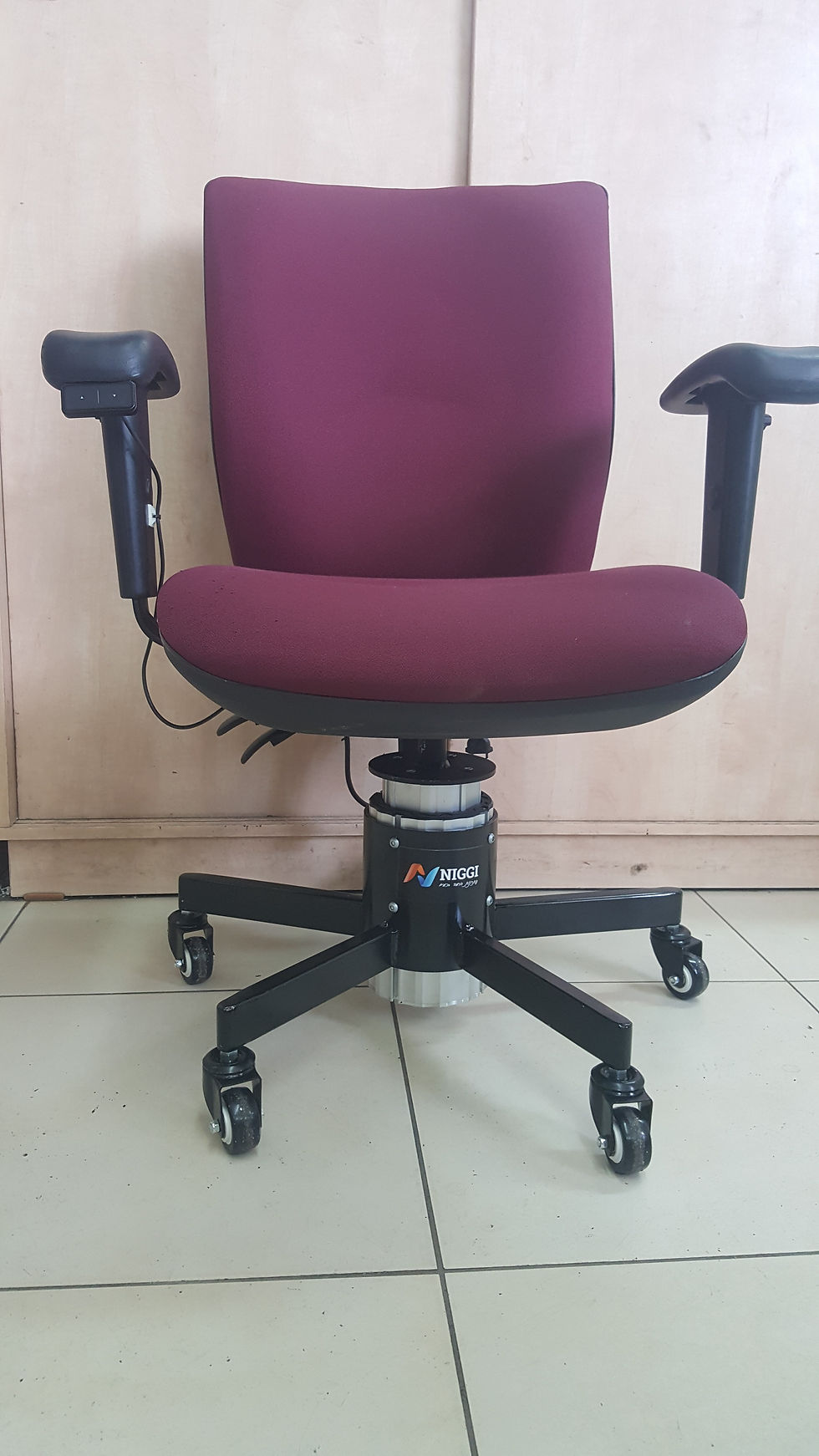 כסא מתכוונן חשמלית