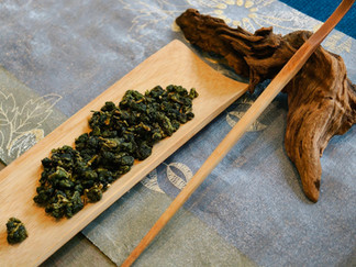 放在竹製茶盤上、質地紮實且飽滿的半球型高山烏龍茶葉,準備入壺沖泡。