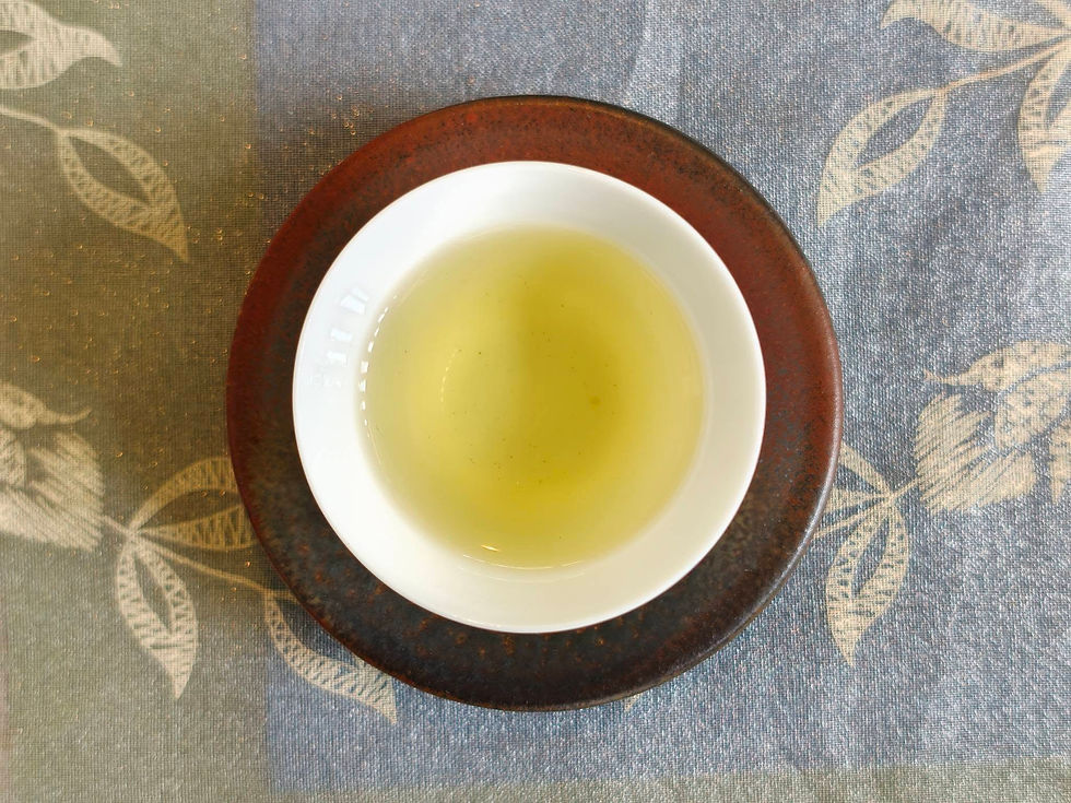 一杯淡金黃色澤、色澤清亮的高山茶,擺放在深色茶托上,完美呈現山林精華。