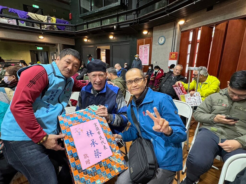 幸運得主上台領取獎品，與台下觀眾互動熱烈，氣氛高漲。摸彩活動現場合影