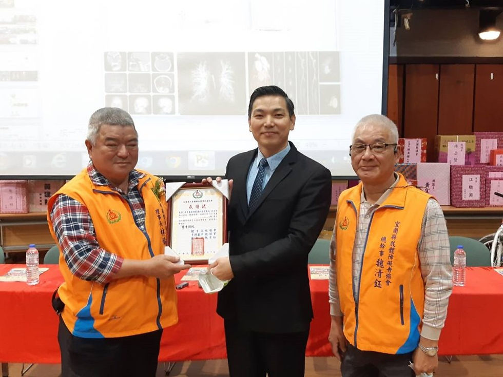 理事長頒發感謝狀給支持協會的貴賓並合影