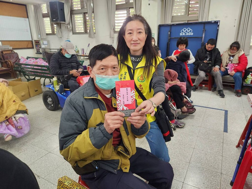 會員於摸彩活動中獲得獎品，與工作人員一同開心合影，臉上洋溢著驚喜與喜悅的笑容。
