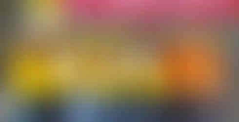 活動現場成員圍坐餐桌享用美食,彼此比出手勢合影,氣氛溫馨熱鬧