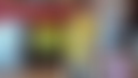 講師站在講桌前,手持講義進行說明,背後為協會與縣政府布條