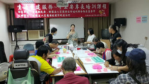 講師與學員在教室中交流製作心得,旁邊的桌上擺滿粉紅色模具