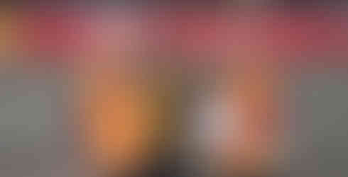 兩位男性志工與一位女性接受獎狀合影,背景為紅色活動布條,畫面溫馨有力量