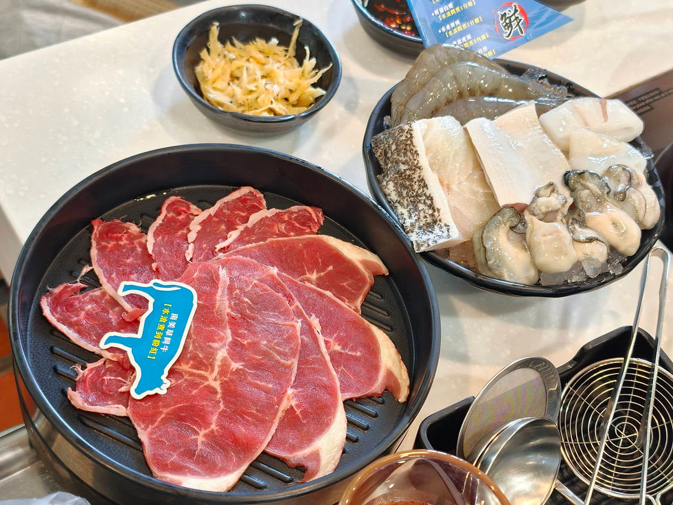 餐桌上擺放著色澤紅潤的頂級牛肉片,以及包含鮮蝦、魚片、鮮蚵與透抽的豪華海鮮拼盤。