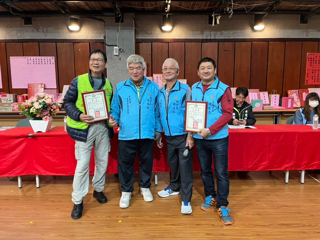 新當選之第20屆理監事與理事長於舞台前合影，展現新任幹部的責任感與團隊士氣。
