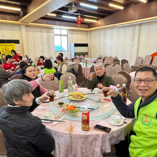 多位會員與志工圍坐圓桌,享用豐盛佳餚,彼此舉杯慶賀新年,展現歲末團圓的喜悅。