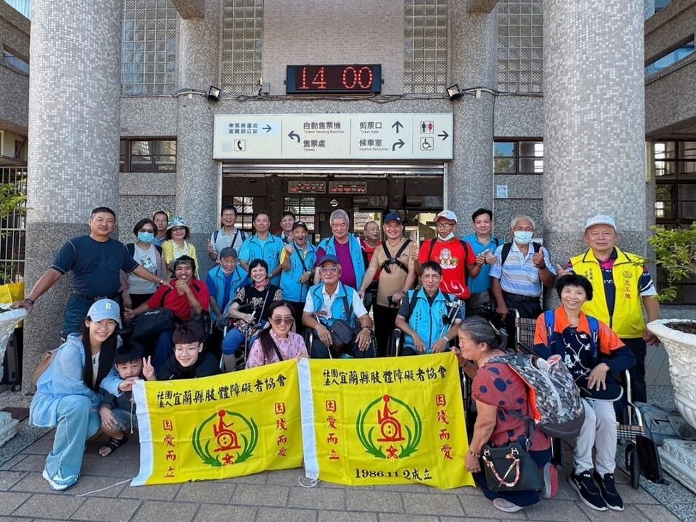 活動成員於台東車站前開心合影,身心障礙者、志工與陪伴者展現滿滿的活力與笑容,紀錄此次三縣市交流活動的美好回憶。