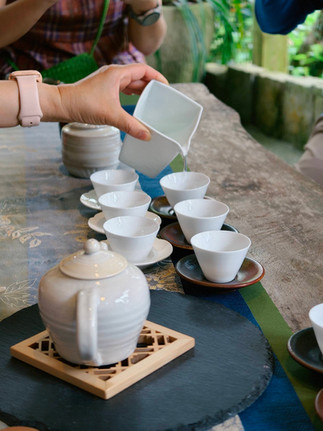 在山城秘境中的白瓷茶具與茶席布置,展現出「豬舍變身人文空間」的獨特靜謐美學。