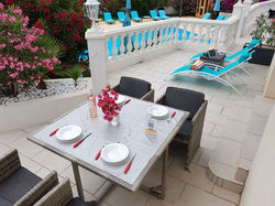 Villa Colombier location saisonnière Var terrasse privée table à manger parasols vue piscine