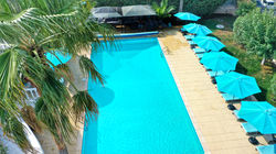 Vue aérienne Villa Colombier location saisonnière var piscine XXL terrasses privées Côte d'Azur