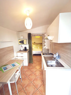 Villa Colombier location saisonnière Var salle à manger salon frigo télé cuisine équipée