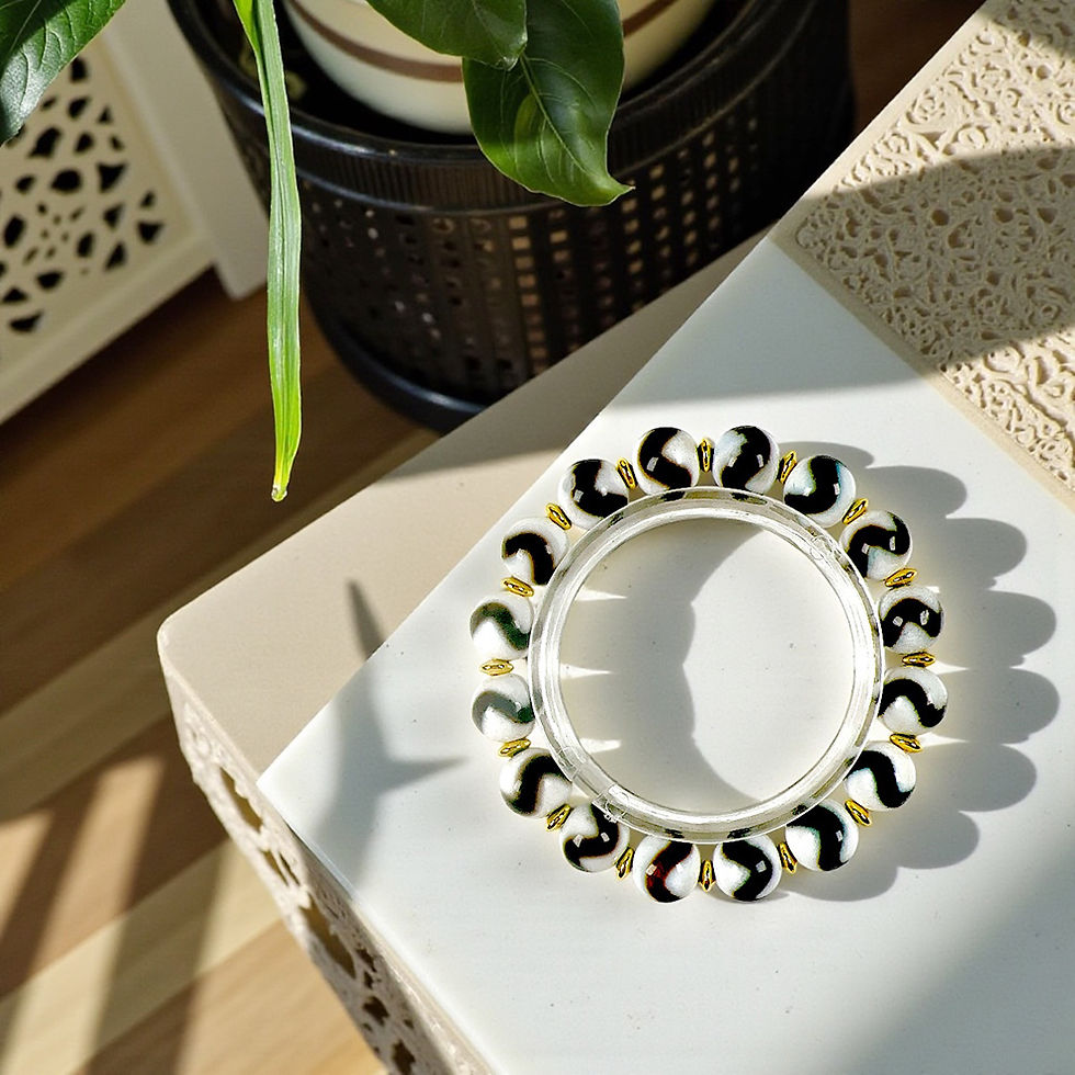Thumbnail: Tiger Fang Authority Dzi Bracelet