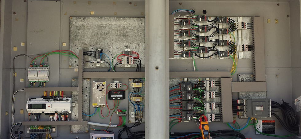 Painel elétrico depois, com automação Carel e novos componentes de potência e proteção.