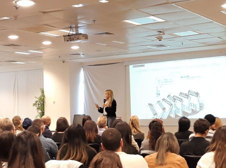 Meirav Harel delivering keynote speech on the future of fintech at Mizrahi Bank Innovation Conference. מירב הראל הרצאה קורס קריפטו ןבלוקצ'יין