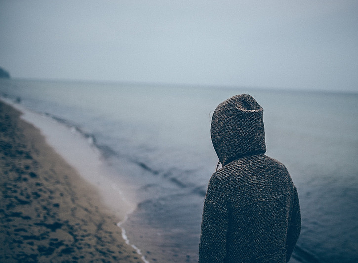 Guy in Sweatshirt am Strand