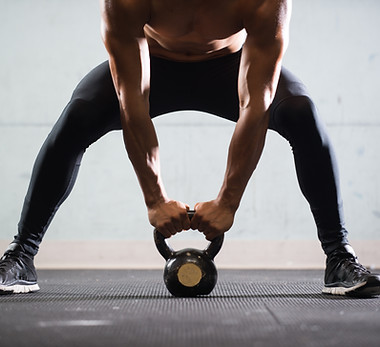 L'homme musculaire de levage Bouilloire balle