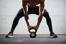 Levantamento do homem muscular Chaleira Bola