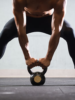 Elevación del hombre muscular Hervidor b