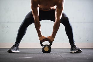 L'homme musculaire de levage Bouilloire