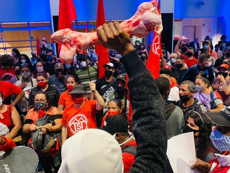 Manifestantes do MTST ocupam prédio da B3 em SP